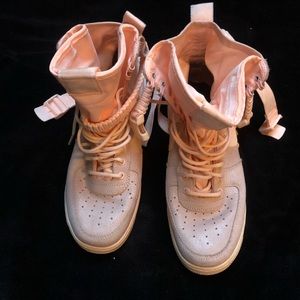 Nikie Air peach colored high top tennis shoes!